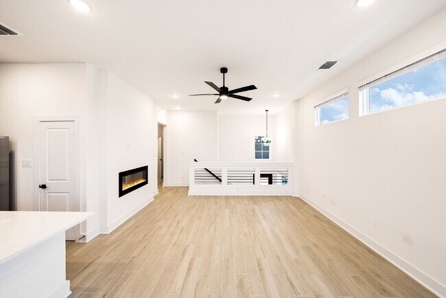 Building Photo - Charming Townhome Offering Space, Comfort, and Convenience