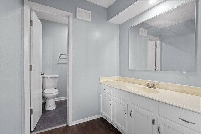 Building Photo - 642 NW Valleybrook Rd