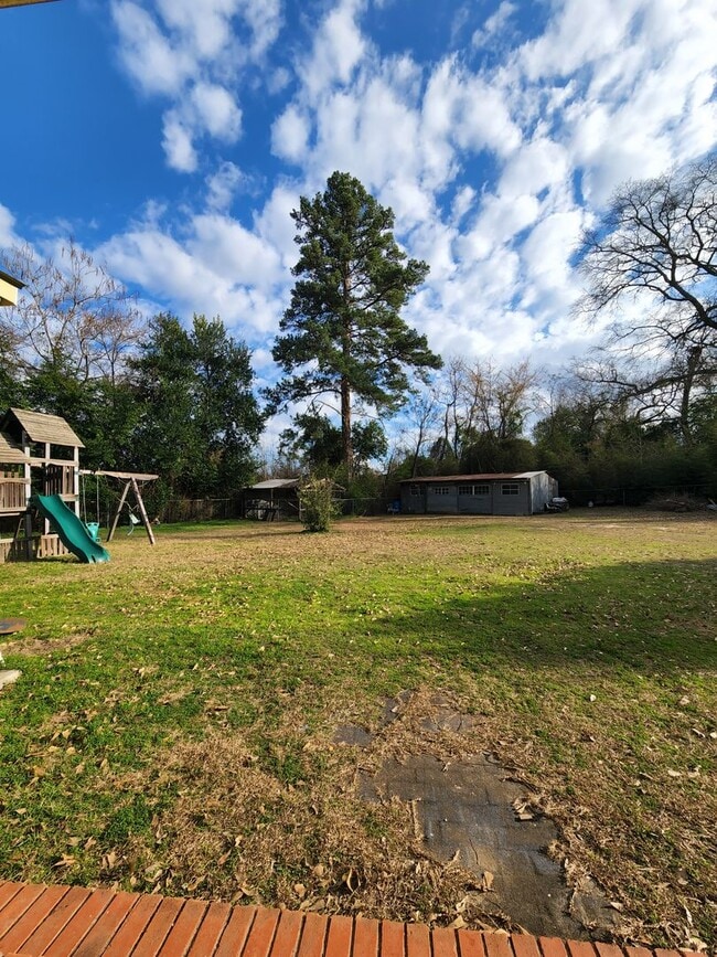 Building Photo - 1827 S Fredonia St