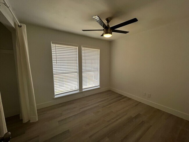 Building Photo - Adorable 2 bedroom, 1 bath!! Washer and Dr...