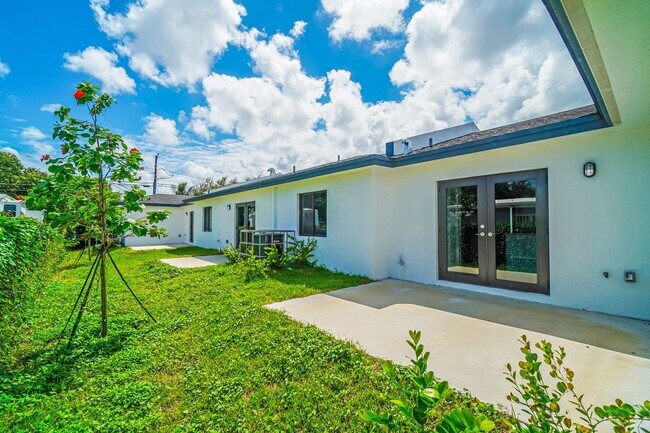 Building Photo - Goulds 4 Bed Triplex