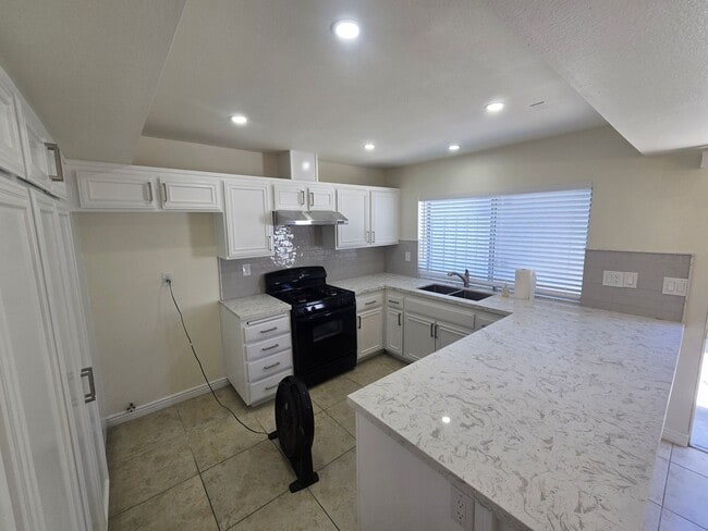 Building Photo - Beautifully renovated 3 Bed, 2 Bath condo!
