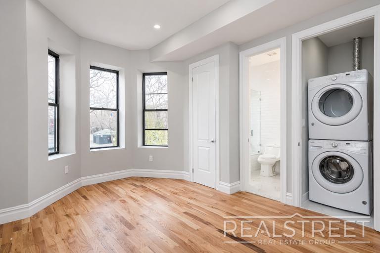 Building Photo - Stunning 3 BED 2 Bath Floor-Thru in Bed Stuy