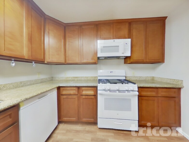 Building Photo - 619 E 24th St