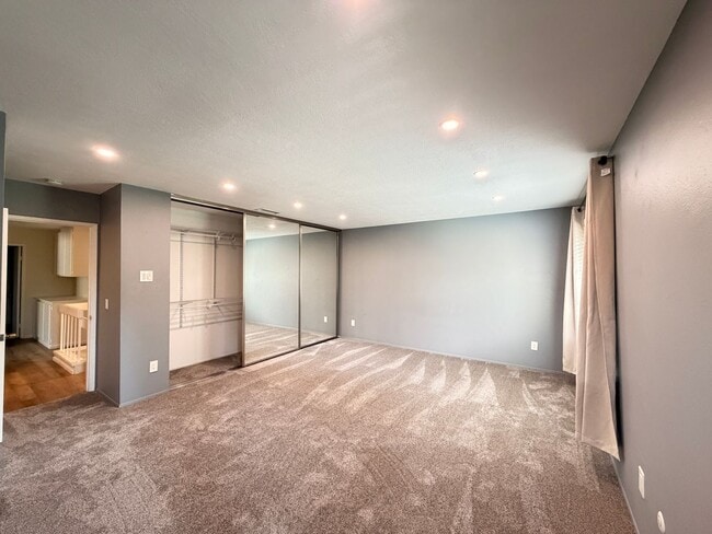 Building Photo - Beautiful Bay Ridge Cul-de-Sac Townhome