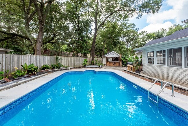 Building Photo - 6 Bedroom, 2.5 Bath House in Drayton on th...