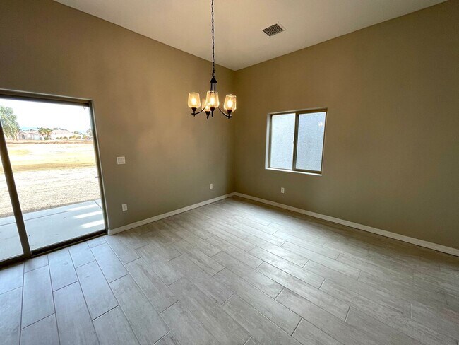 Building Photo - Beautiful 3 Bedroom Home on Desert Lakes Golf Course!