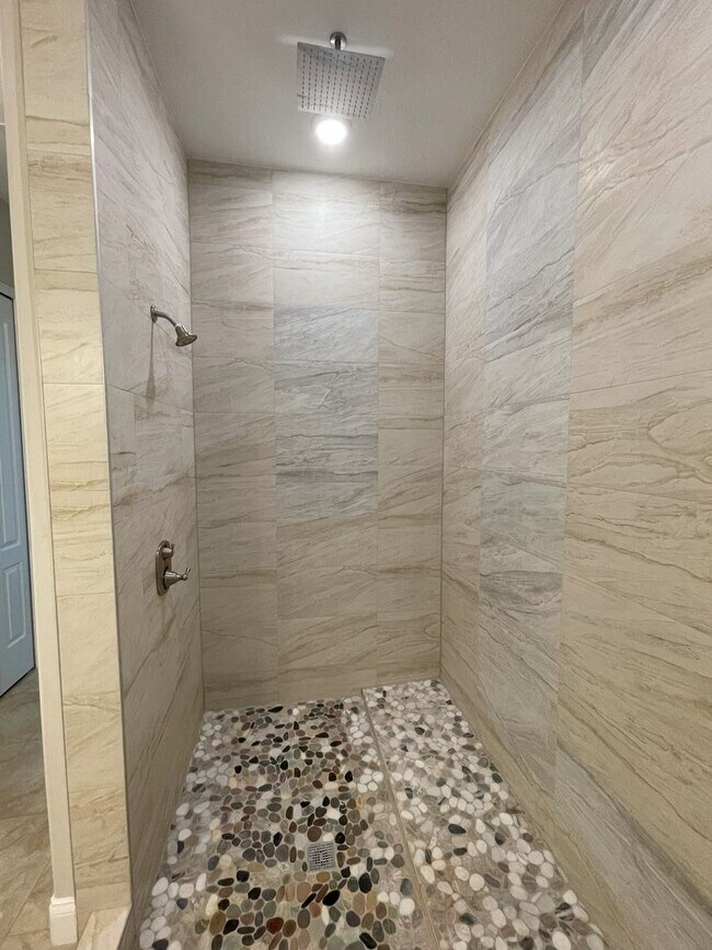Building Photo - Lovely and Unique Custom-built Duplex Avai...