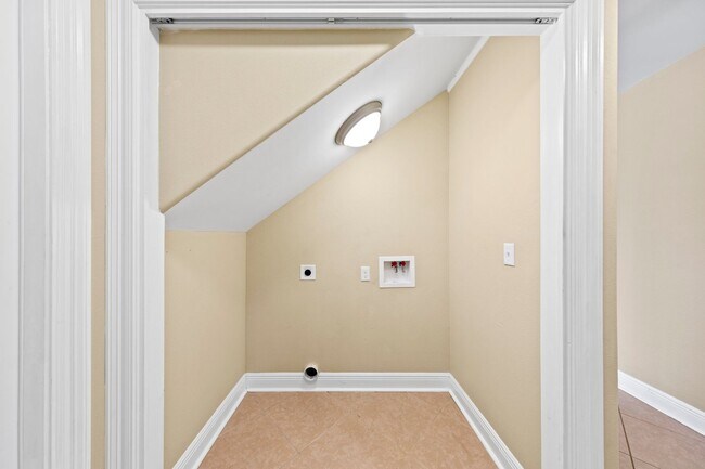 Building Photo - Fantastic 5 Bedroom in Fort Walton Beach!