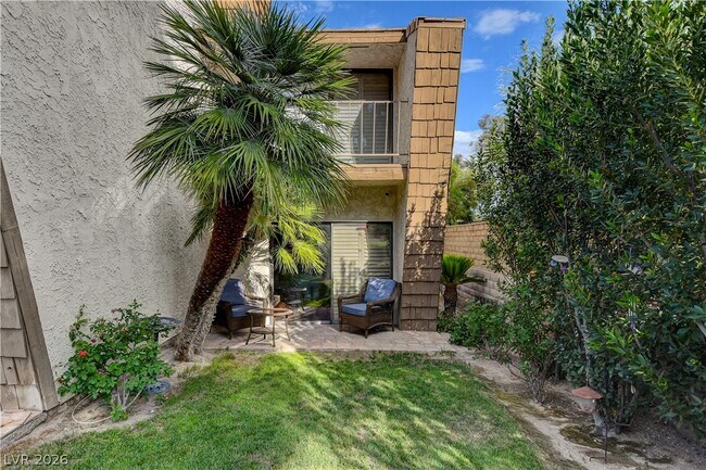Building Photo - 3223 Pinehurst Dr