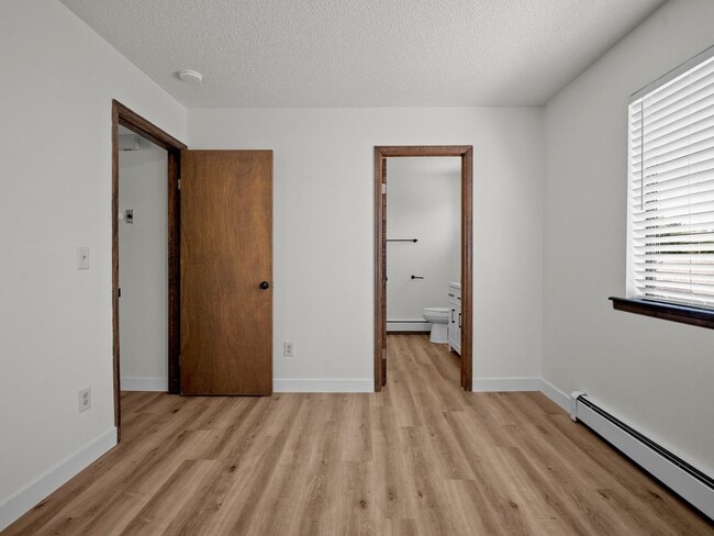 Building Photo - Updated 1 Bedroom, 1 Bathroom Apartment – ...