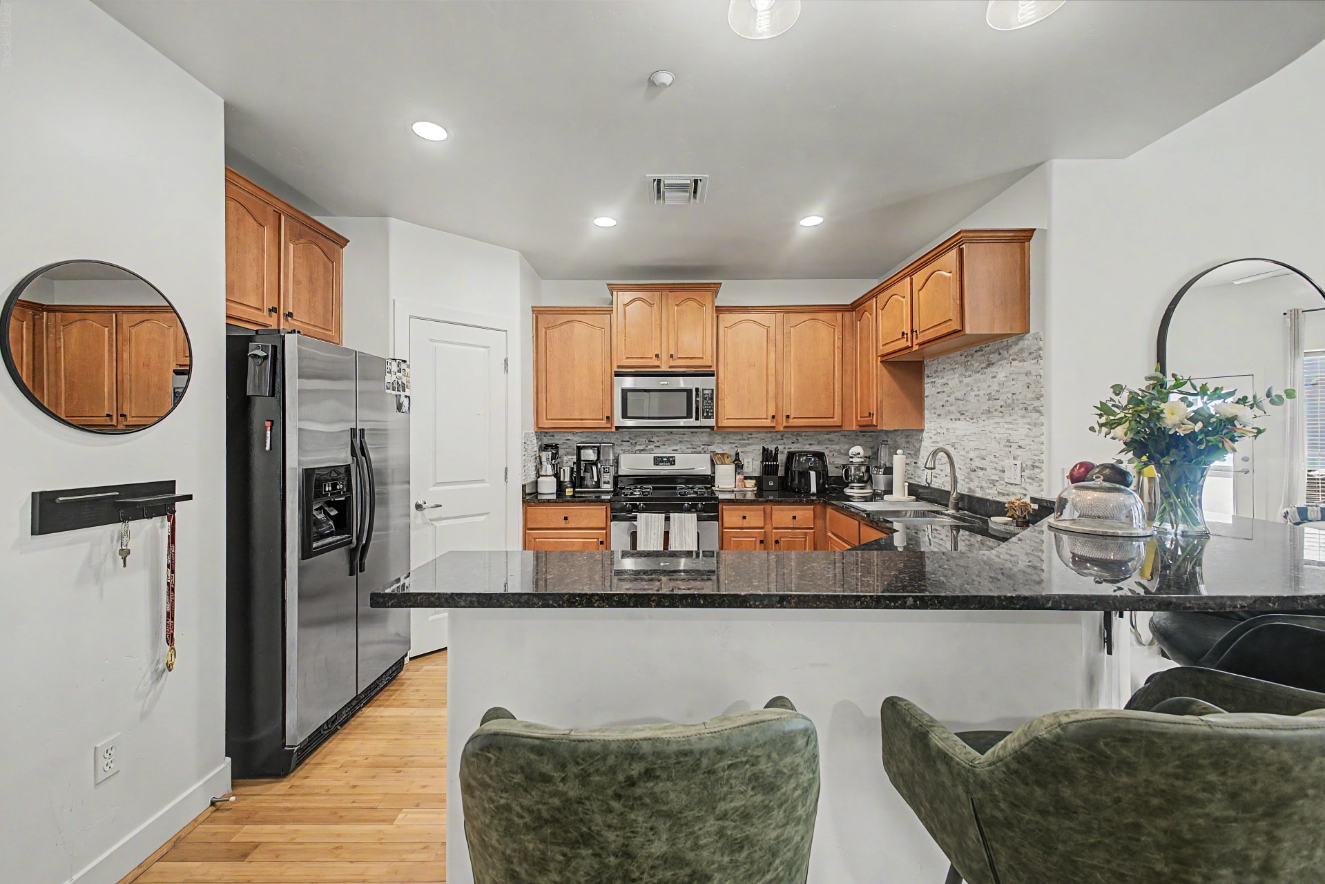 Building Photo - 945 E Playa del Norte Dr