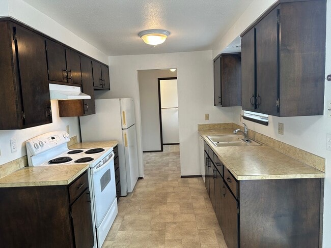 Building Photo - 2 bedroom 1.5 bath duplex in Springfield!