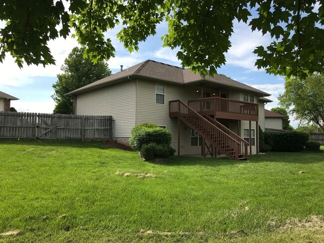 Building Photo - Walkout Basement Home Must See