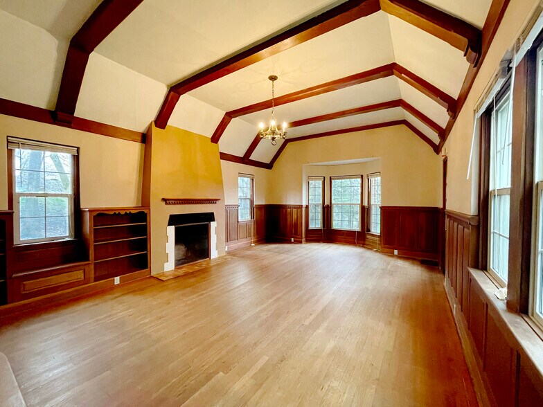 Building Photo - 935 NE B St