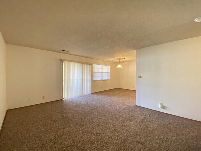Building Photo - 1BR/1Bath Condo w/Garage