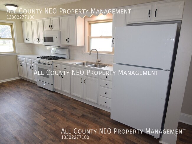 Building Photo - 643 E Archwood Ave