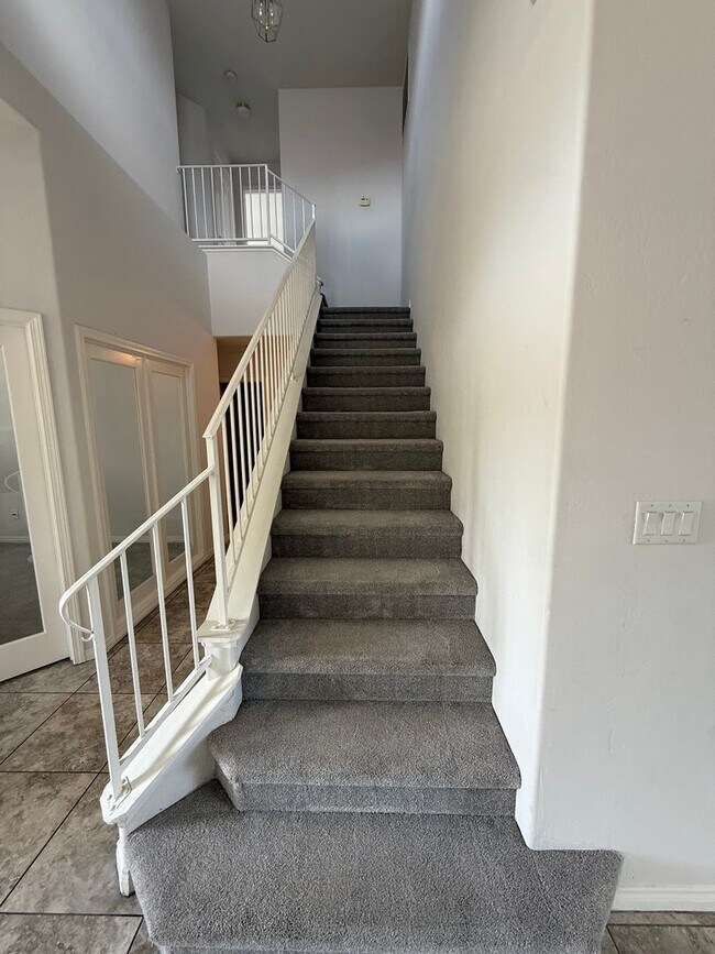 Building Photo - Stylish Southwest Bakersfield Home with Do...