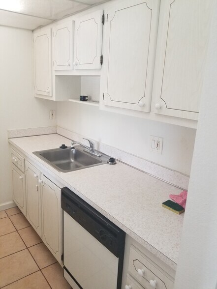 Building Photo - 14421 N Kendall Dr