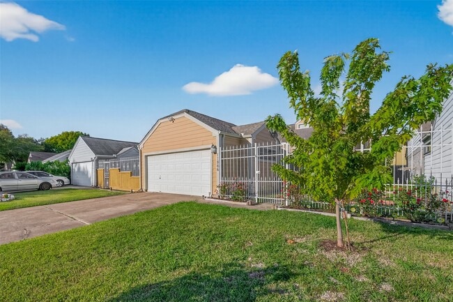 Building Photo - 11866 Plumbrook Dr