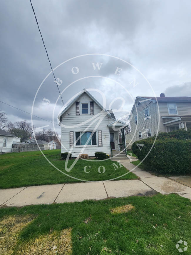 Building Photo - 4 possible 5 bedroom home with over 1400 S...