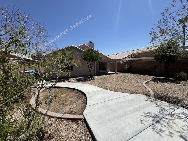 Building Photo - 3 BEDROOM WITH NO CARPET/LARGE YARD