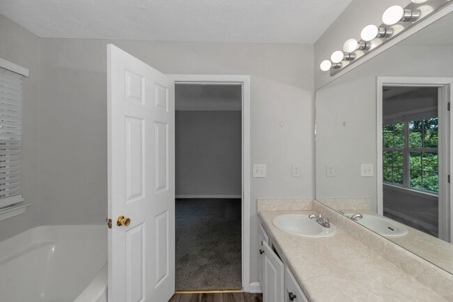 Building Photo - Available Now this Beautiful 4-Bedroom 2.5Baths Home in Stockbridge, GA!