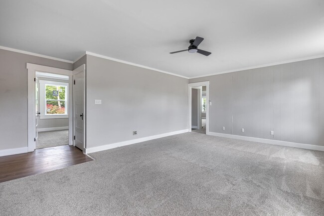 Building Photo - Welcome to this charming 3-bedroom, 1-bathroom brick house located in the vibrant city of Dayton,...