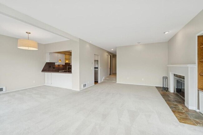 Building Photo - 2 bedroom in Seattle WA 98109