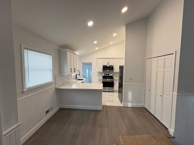 Building Photo - 93 Hazlet Ave