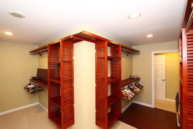 Building Photo - Large 4 bedroom, 3 bath, 4+ parking, gated single family house in Kalihi