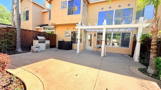 Building Photo - Gorgeous Two (2) Suites--- Executive Style 2BD/2.5BA + Loft, Two-Story TH at The Lake at Canyon L...