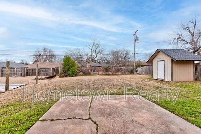 Building Photo - 1833 NE 51st St