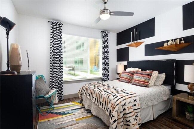 Building Photo - 1212 E 5th St.