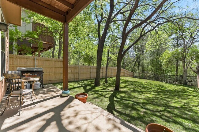 Building Photo - 3003 Lovell Dr