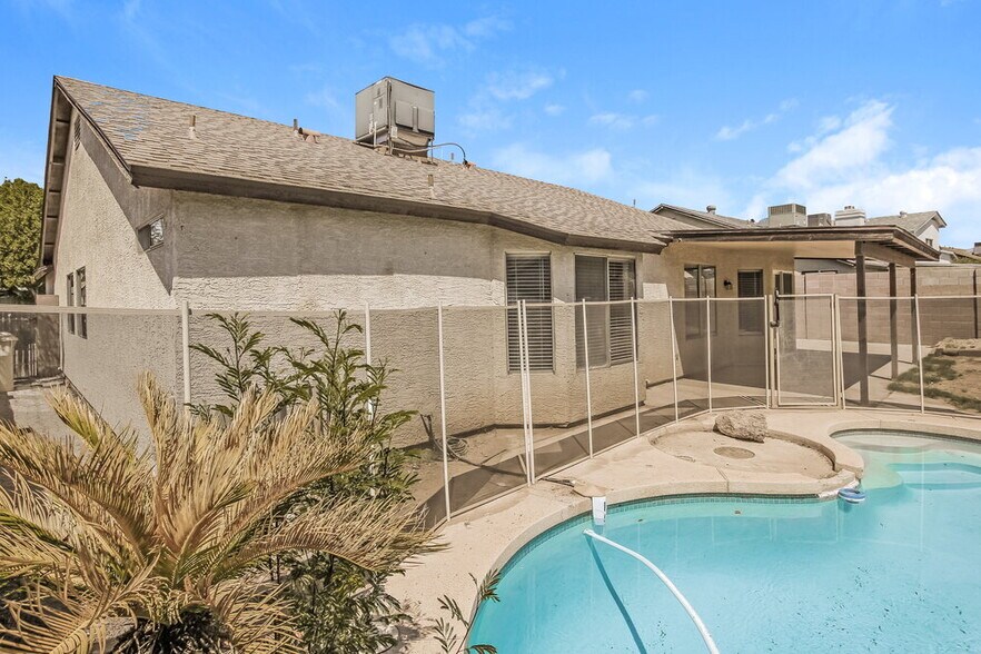 Building Photo - 8745 W Tuckey Ln