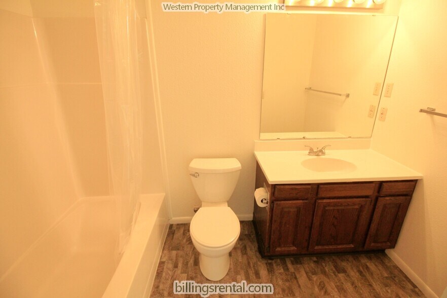 Bathroom - 1584 Governors Blvd