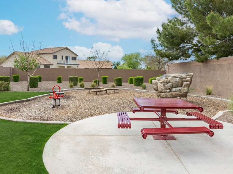 Building Photo - 5927 W Larkspur Dr