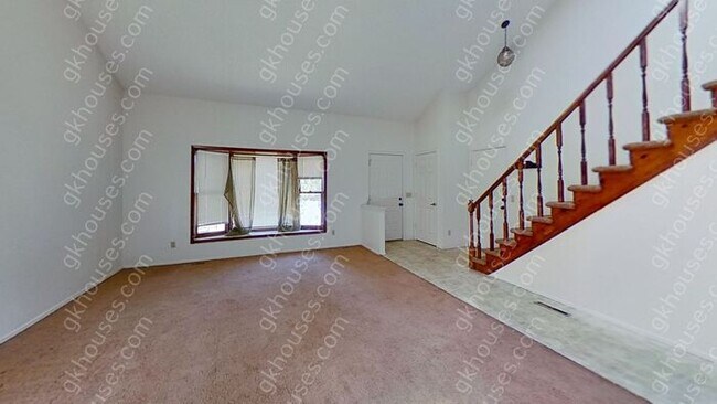 Building Photo - 144 Willow Pl S