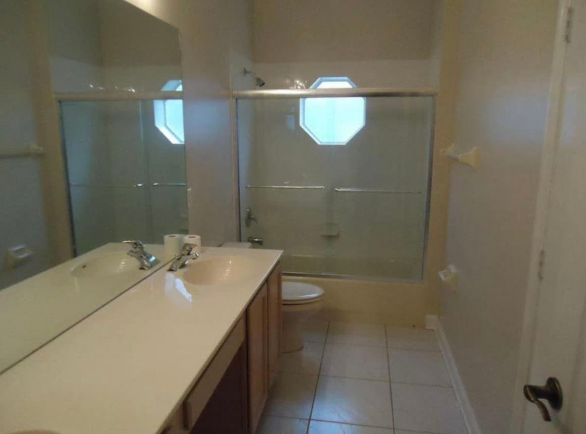 Building Photo - 895 SW Lake Charles Cir