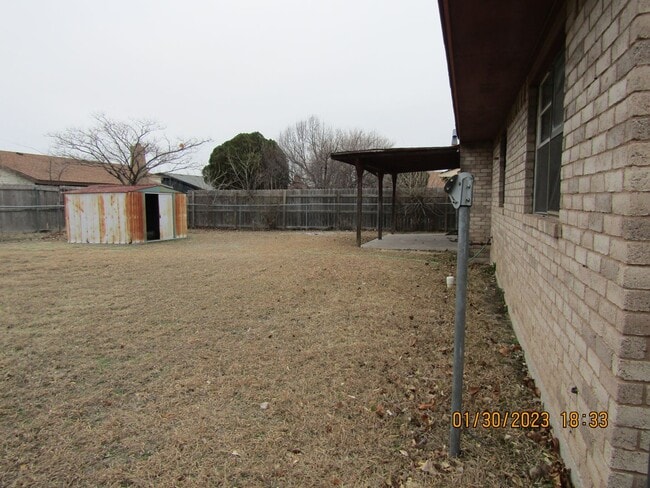 Building Photo - 7008 NW Kingsbury Ave