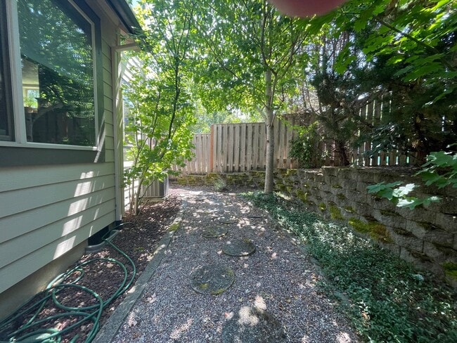 Building Photo - Inviting 3 Bed/2.5bath Corner lot
