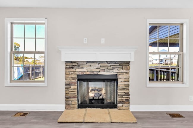 Building Photo - Close to Post and Move in Ready!