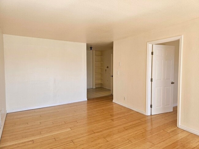 Building Photo - Sunny 2 Bed / 1 Bath Condo with Private Ba...