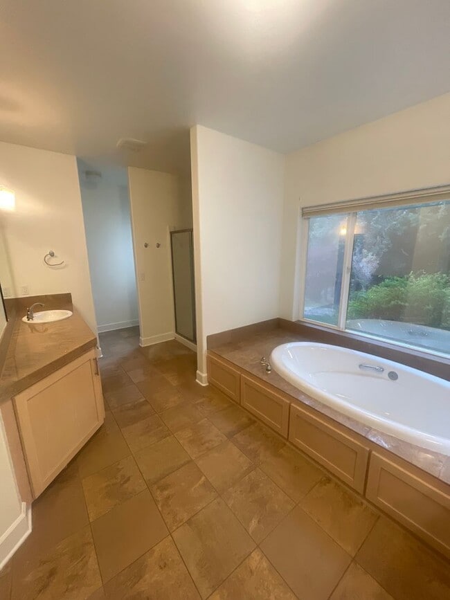 Building Photo - Beautiful 4 Bedroom on 2.5 Acres!