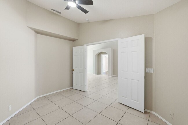 Building Photo - Three bedrooms PLUS Den! Ready to Move In