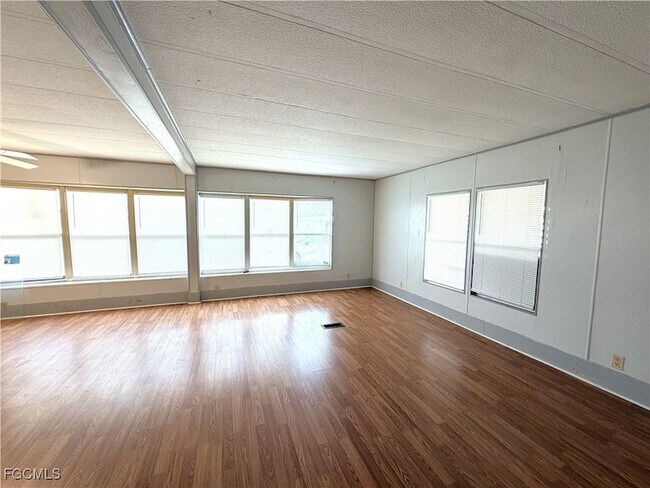 Building Photo - 106 Gaslight Ave