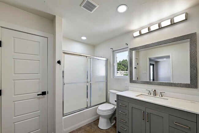 Building Photo - Lots of Space in Spicewood