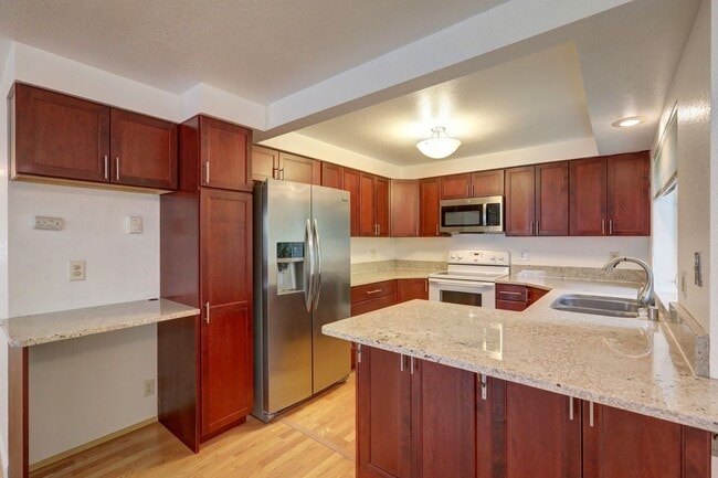 Building Photo - Beautiful 2 Bedroom Condo in Great Highlands Neighborhood!!