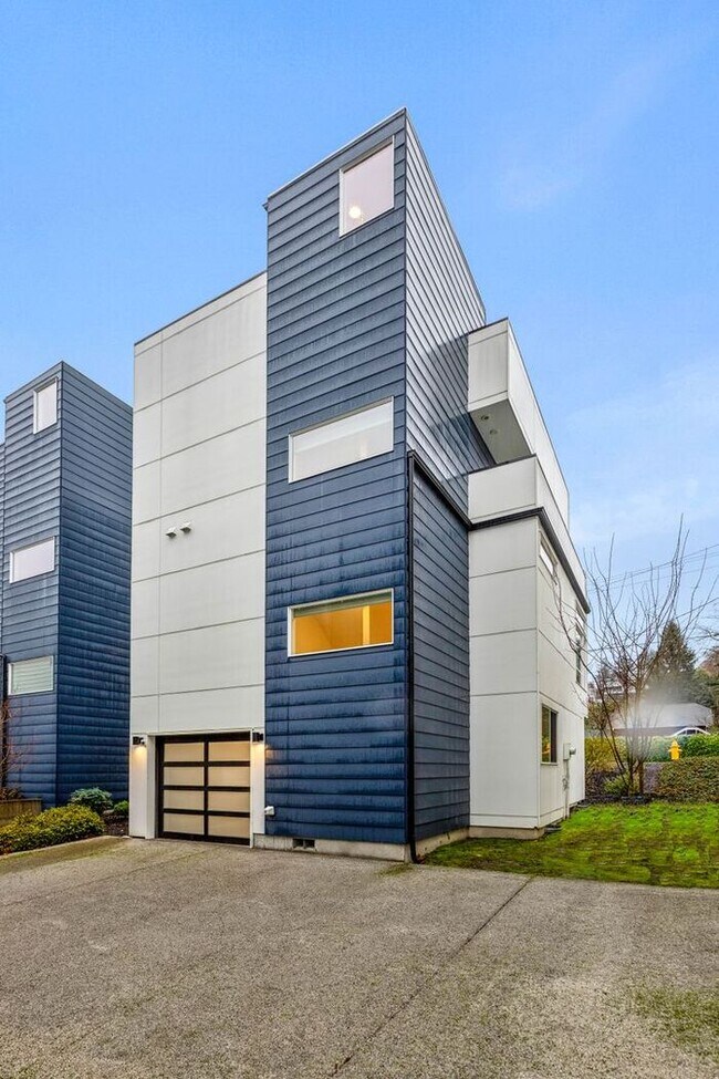 Building Photo - Fresh, Air-Conditioned Standalone Townhome in Coveted Lincoln Park